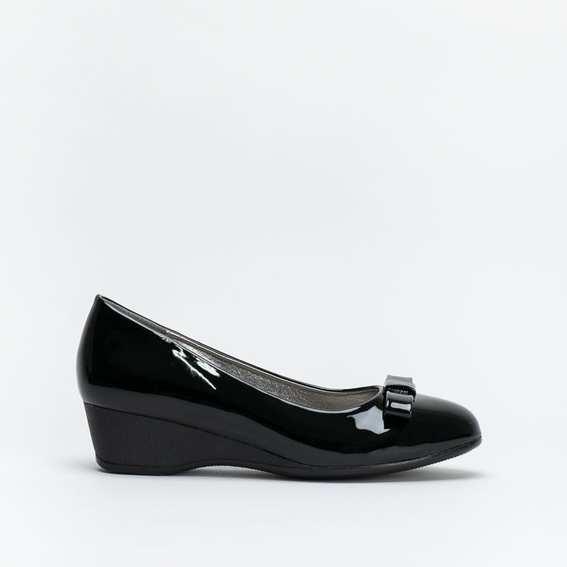 Giovanni Women Comfort Patent Wedge With Bow _ 138278