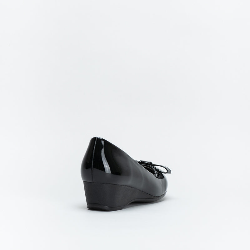 Giovanni Women Comfort Patent Wedge With Bow _ 138278
